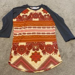 🧜‍♀️(4/15) very pretty and detailed LuLaRoe shirt